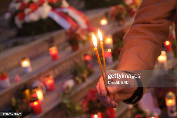 kerzenlicht vigil - mahnwachen stock-fotos und bilder