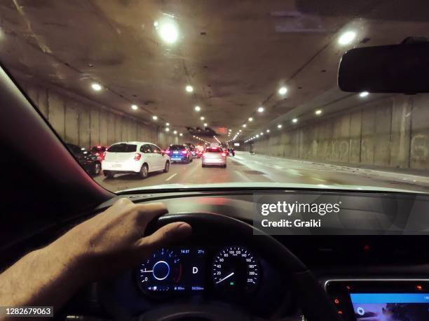 driver pov traffic jam - auto radio stockfoto's en -beelden