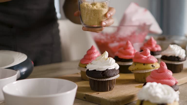 https://media.gettyimages.com/id/1282683677/video/making-cupcakes.jpg?b=1&s=640x640&k=20&c=5pxNSsQ2aC6ObNQPiEe1eH8OMah2CgeZDA8zmRd_rdY=
