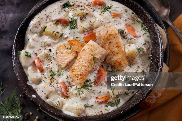 butter poached lachs chowder mit kartoffeln, karotten und frischem dill - new england clam chowder stock-fotos und bilder