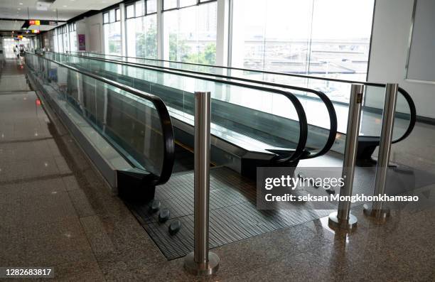 modern luxury escalators with staircase - empty catwalk stock pictures, royalty-free photos & images