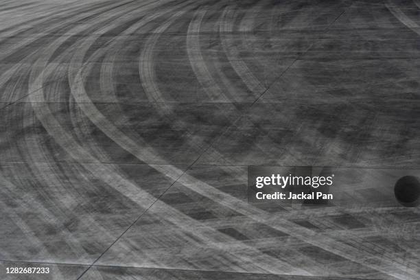 airport runway - bike tire tracks stockfoto's en -beelden