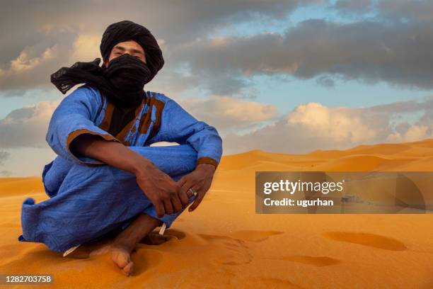 berbermensen in de woestijn van de sahara, marokko. - tuareg stockfoto's en -beelden