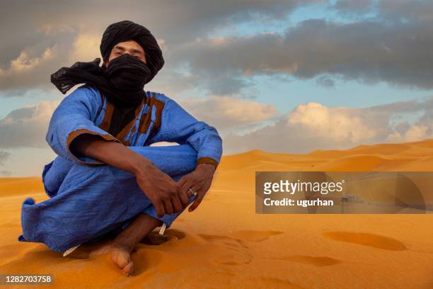 berbere no deserto do saara, marrocos. - tuareg tribe - fotografias e filmes do acervo
