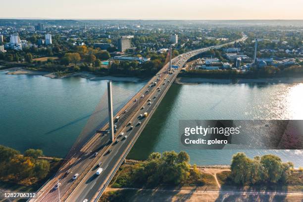 traffico nelle ore di punta sul brigante moderno sul fiume reno - bonn foto e immagini stock