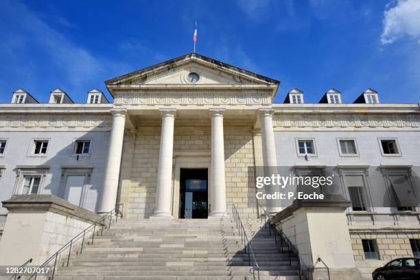 pau, the palace of justice around the place of liberation. - pau francia foto e immagini stock