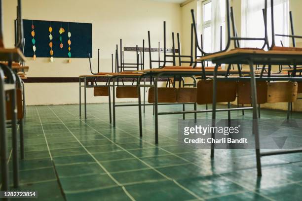 empty classroom during covid-19 pandemic - no people stock pictures, royalty-free photos & images