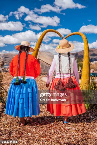 twee gelukkige peruaanse vrouwen op uros drijvend eiland, meer tititcaca - uroseilanden stockfoto's en -beelden