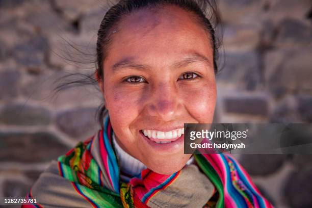 verticale de jeune femme péruvienne près d’ollantaytambo - femme perou photos et images de collection