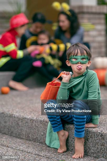 goofy kleiner junge trick oder behandlung - baby superhero stock-fotos und bilder