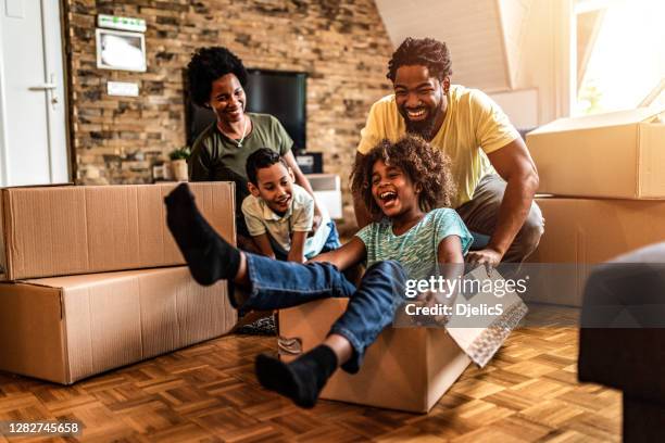 famiglia felice che si trasferisce nella loro nuova casa. - attività fisica foto e immagini stock