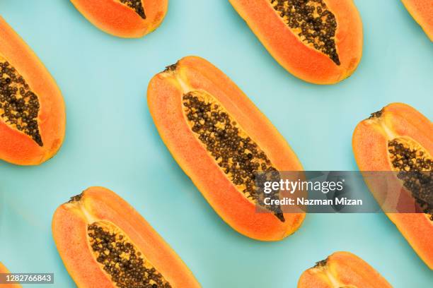 flay lay shot of papaya with its seeds. - papaia foto e immagini stock