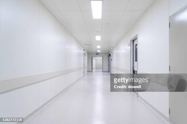 corridor in hospital - hopital couloir photos et images de collection