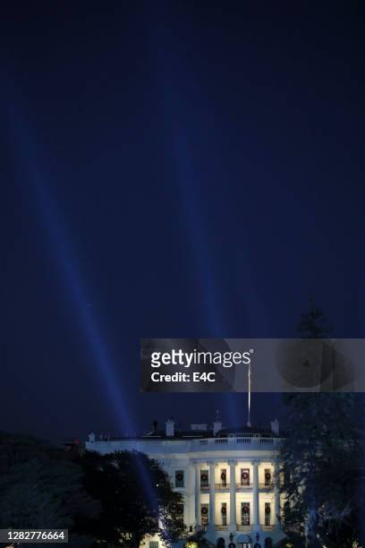 the white house illuminated - white house night stock pictures, royalty-free photos & images