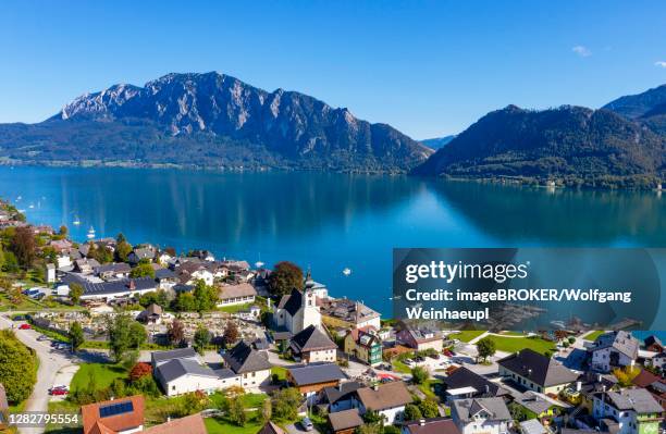 drone recording, unterach am attersee with hoellengebirge, salzkammergut, upper austria, austria - attersee stock-fotos und bilder