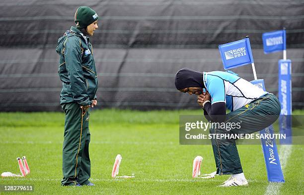 South African Springbok's physiotherapist Rene Naylor and player JP Pietersen take part in a training session on October 6, 2011 in Wellington during...
