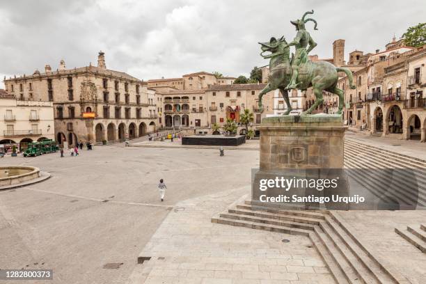 pizarro statue and plaza mayor square in trujillo - trujillo stock-fotos und bilder