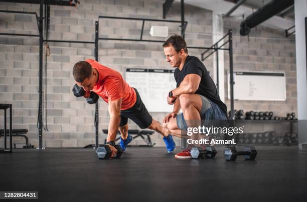 30 歲出初的男性運動員在健身房做叛逆行俯卧撐 - fitness instructor 個照片及圖片檔