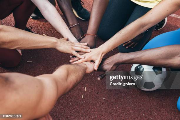 espíritu de equipo - community spirit fotografías e imágenes de stock