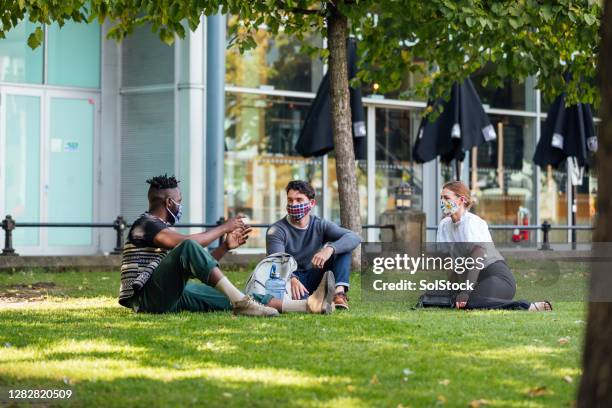 amigos distanciamiento social - social distancing fotografías e imágenes de stock