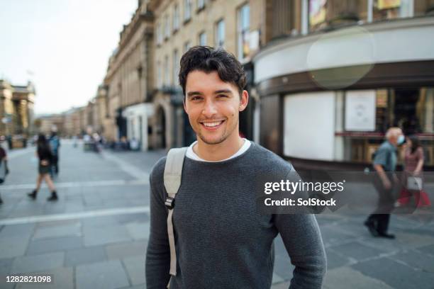 gelukkige jonge mens in de stad - 20s confident young male stockfoto's en -beelden