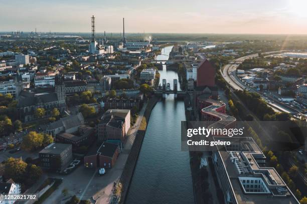 dronemening over kanaal in oude haven van duisburg bij zonsondergang - duisburg ruhrgebied stockfoto's en -beelden