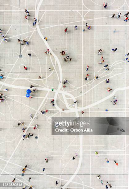 folla in cima alla mappa della città - comunicazione globale foto e immagini stock