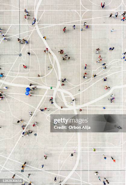 folla in cima alla mappa della città - unire foto e immagini stock