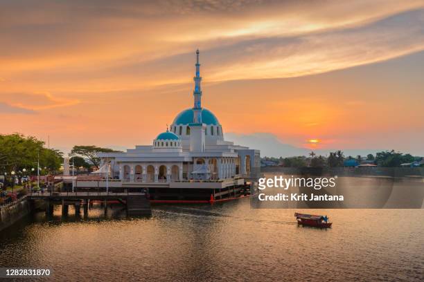 mosque be the river - kuching stock pictures, royalty-free photos & images