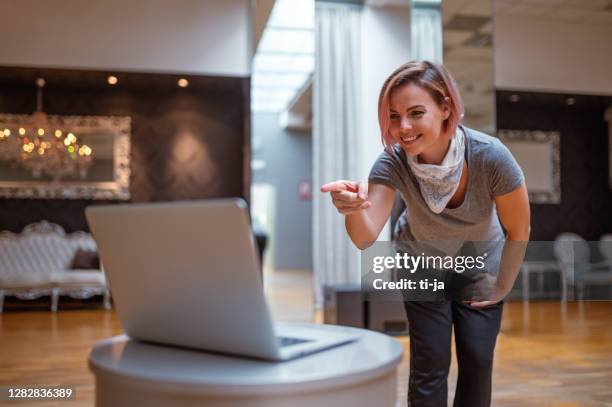 vrouwelijke dansinstructeur die online dansklasse heeft - dancers exercising teacher stockfoto's en -beelden