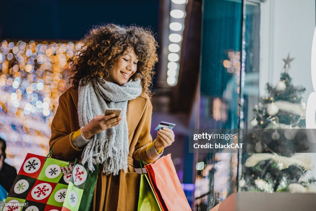Mujer joven comprando para Navidad