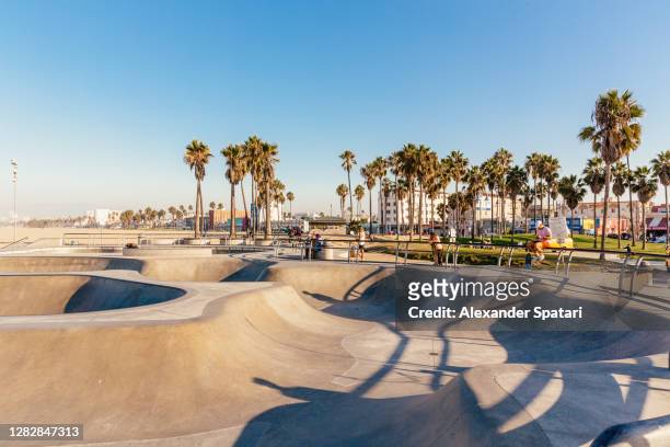 venice skate park, venice beach, los angeles, usa - venice california fotografías e imágenes de stock