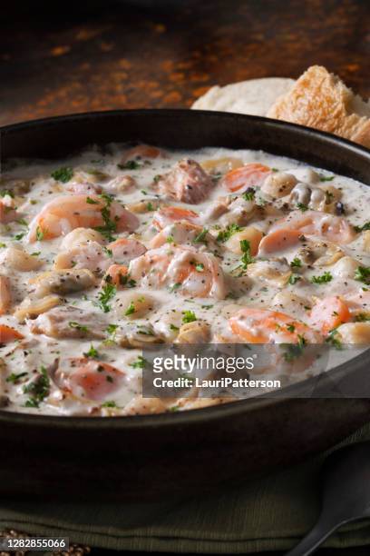 seafood chowder with shrimp, bay scallops, clams and salmon - new england clam chowder imagens e fotografias de stock