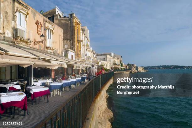 siracusa - view along lungomare alfeo - matthijs borghgraef fotografías e imágenes de stock