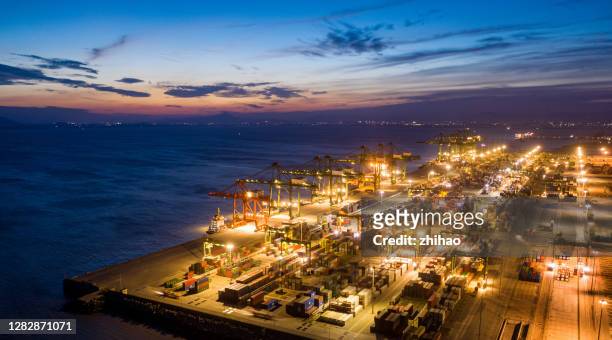 night view of container terminal by the sea - handelsavtal bildbanksfoton och bilder