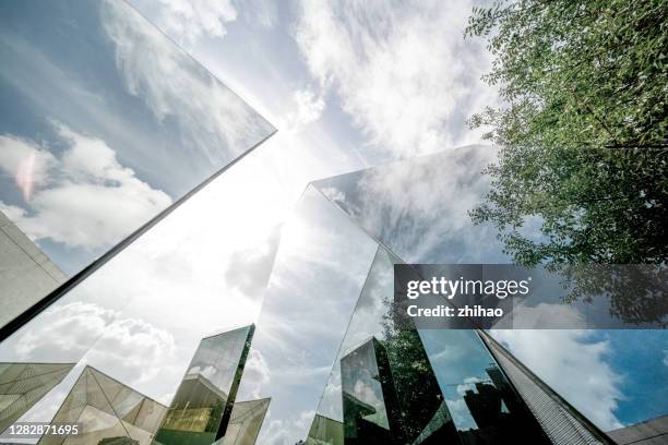 urban landscape reflected by polyhedral glass - tecnología verde fotografías e imágenes de stock