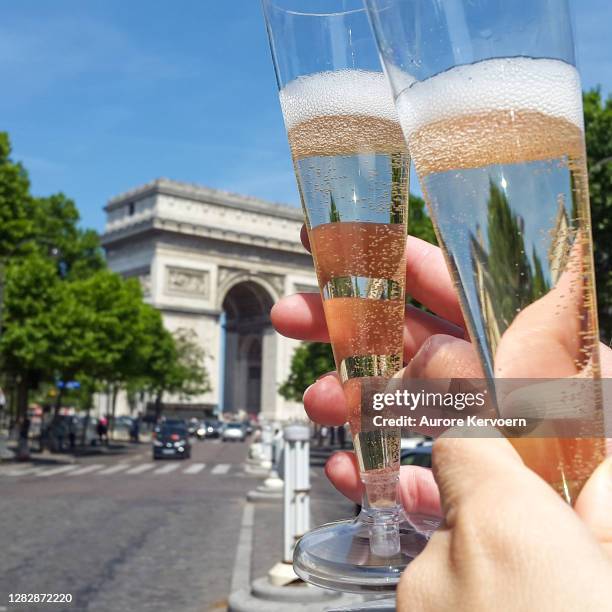 champagne en el arco del triunfo en parís - arco triunfal fotografías e imágenes de stock