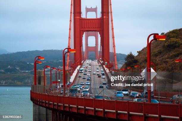 road over the golden gate bridge, san francisco, california, america - golden gate bridge stockfoto's en -beelden