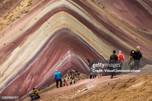 touristen am bunten vinicunca oder rainbow mountain in peru - peru mountains stock-fotos und bilder