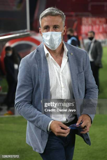 Lucas Pusineri coach of Independiente looks on before a second round match of Copa CONMEBOL Sudamericana 2020 between Independiente and Atlético...