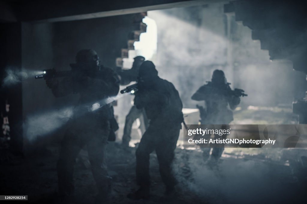 La SWAT attacca un edificio.