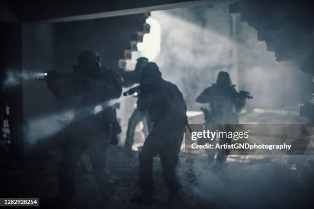 swat valt een gebouw aan. - special forces stockfoto's en -beelden