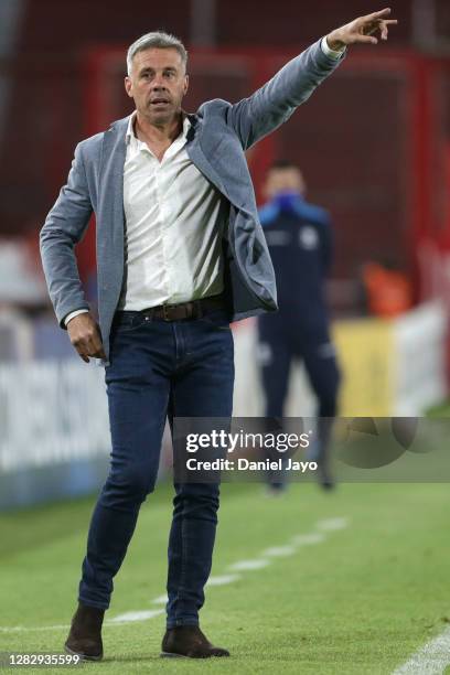 Lucas Pusineri coach of Independiente gestures during a second round match of Copa CONMEBOL Sudamericana 2020 between Independiente and Atlético...