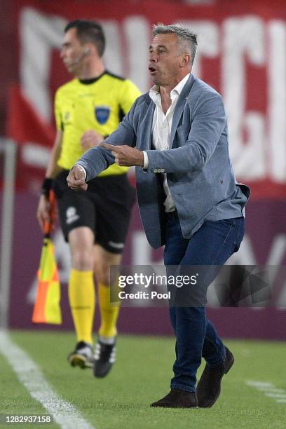 Lucas Pusineri coach of Independiente gestures during a second round match of Copa CONMEBOL Sudamericana 2020 between Independiente and Atlético...