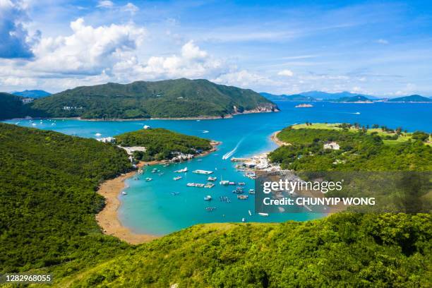 drohnenansicht des alten fischerdorfes in po toi o chuen, sai kung village, hongkong - sai kung village stock-fotos und bilder