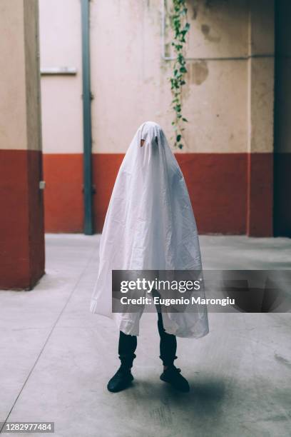 child dressed as ghost - ghost photos et images de collection