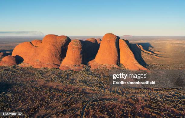 aerial view of kata tjuta in the evening sun - kata tjuta the olgas stock pictures, royalty-free photos & images