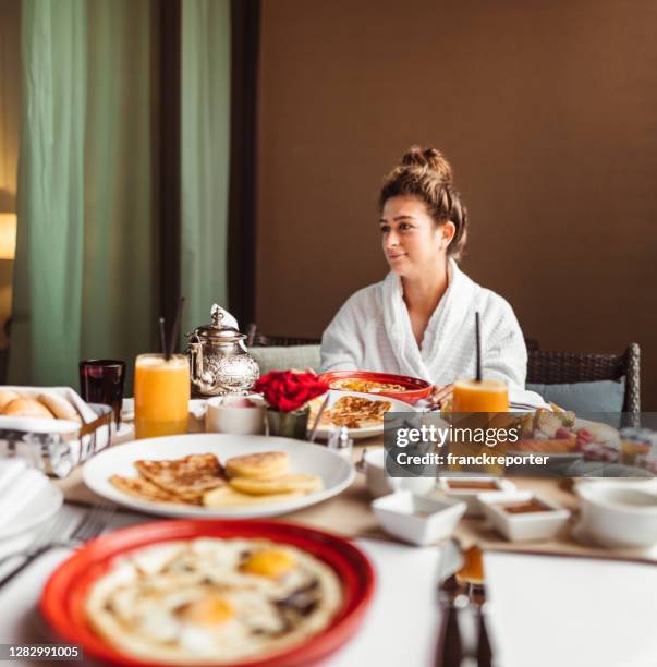 frau am tisch für das frühstücksbuffet mit obst - frau mit tablett stock-fotos und bilder