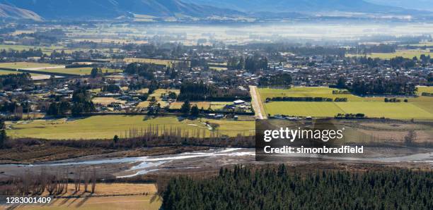 flying towards oxford, new zealand - região de canterbury na nova zelândia imagens e fotografias de stock