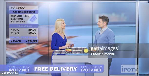 female and male television presenters advertising car wax - anúncio de televisão imagens e fotografias de stock